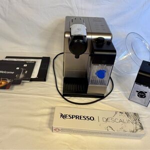 BUNDLE: Nespresso Home Café – Lattissima Touch Machine + View Espresso Cups ☕